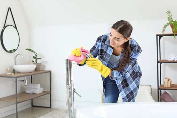 Mooie jonge vrouw schoonmaken badkamer — Stockfoto