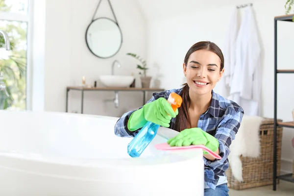 Vacker ung kvinna rengöring badrum — Stockfoto