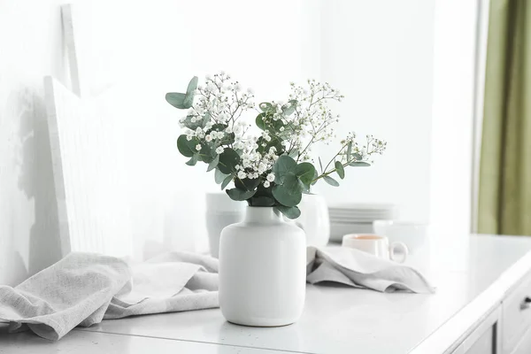 Mutfaktaki masanın üzerinde güzel bir buket vazo. — Stok fotoğraf