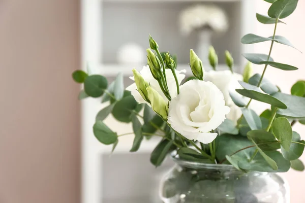 Jarrón con hermosas flores en la habitación, primer plano —  Fotos de Stock