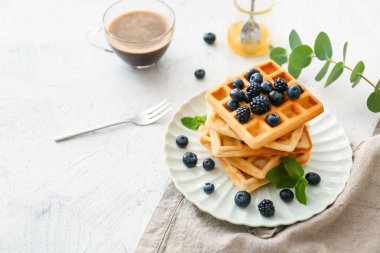 Beyaz masada tatlı waffle tabağı.