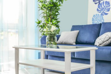 Odasında güzel bir buket olan bir masa.