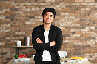 Evdeki yakışıklı Asyalı öğrencinin portresi