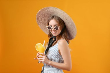 Arka planda portakal suyu olan güzel bir genç kadın.