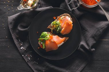 Kırmızı havyarlı lezzetli bir sandviç.