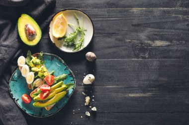 Koyu masada lezzetli sandviçler.