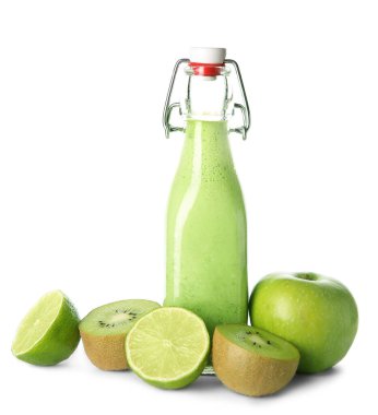 Beyaz üzerine izole edilmiş bir şişe taze meyve suyu.