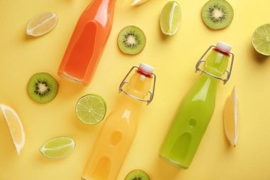 Arka planda taze meyve suyu şişeleri