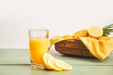 Masada bir bardak taze limon suyu.