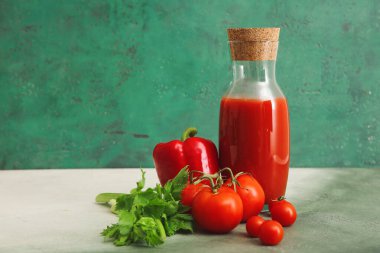 Masada bir şişe taze sebze suyu.