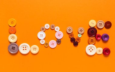 Aşk kelimesi renk arkaplanındaki düğmelerden oluşur