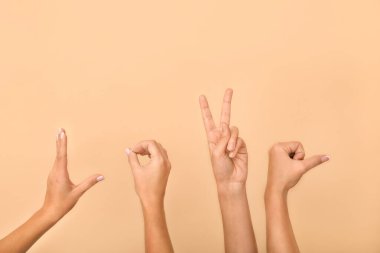 Kadın elleri hafif arkaplanda aşk sözcüklerini gösteriyor