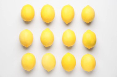 Beyaz arka planda olgun limonlar