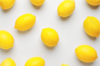 Beyaz arka planda olgun limonlar