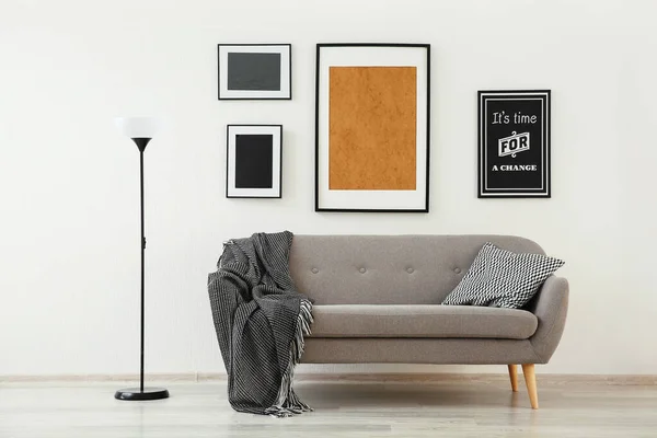 Interior de la habitación moderna con cómodo sofá —  Fotos de Stock