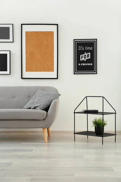 Interiér moderního pokoje s pohodlnou pohovkou — Stock fotografie