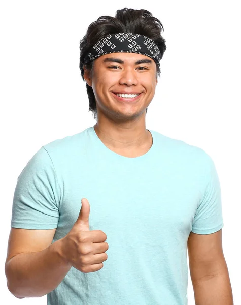 Portré jóképű ázsiai férfi mutatja hüvelykujj-up fehér háttér — Stock Fotó