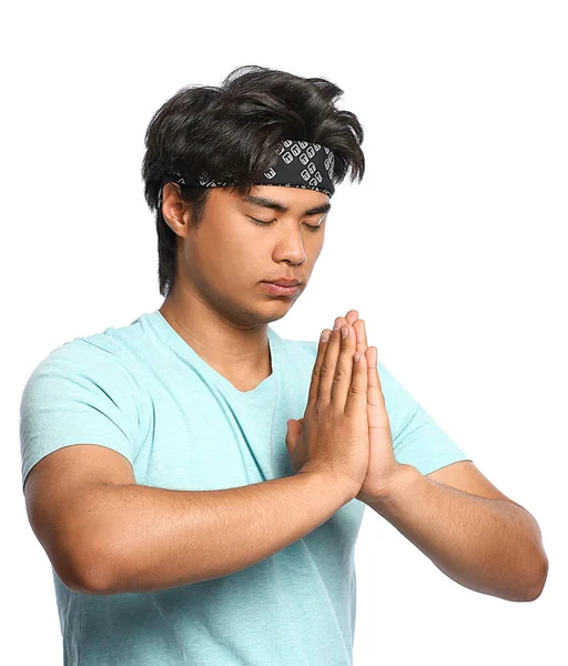 Porträtt av meditera asiatisk man på vit bakgrund — Stockfoto