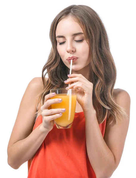 Mulher bonita com suco de laranja no fundo branco — Fotografia de Stock