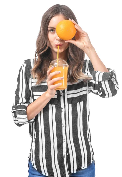 美しいです若いです女性とともにジュースとオレンジ上の白い背景 — ストック写真