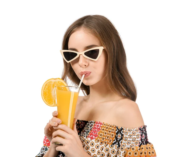 Mooie jonge vrouw met sinaasappelsap op witte achtergrond — Stockfoto