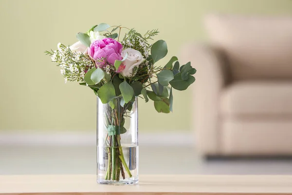 Vase with bouquet of beautiful flowers on table in room — Stock Photo, Image