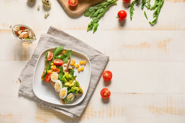 Bord met lekkere sandwiches op witte tafel — Stockfoto