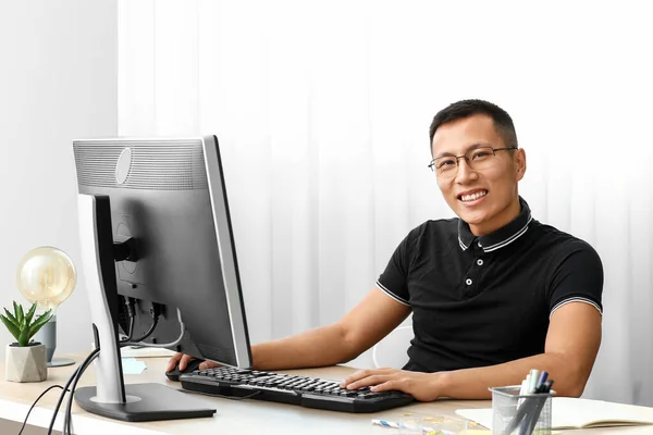 Ασιάτης προγραμματιστής που εργάζεται στον υπολογιστή στο γραφείο — Φωτογραφία Αρχείου