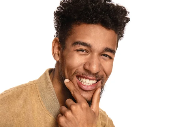 Retrato de homem afro-americano feliz no fundo branco — Fotografia de Stock