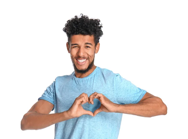 Портрет вродливого афро-американського чоловіка, який тримає руки у формі серця на білому фоні — стокове фото