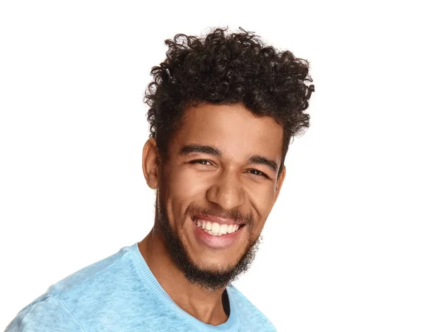 Retrato del hombre afroamericano feliz sobre fondo blanco —  Fotos de Stock