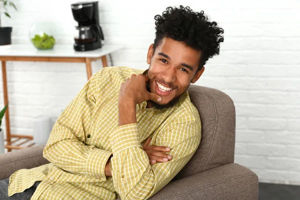 Feliz homem afro-americano em casa — Fotografia de Stock