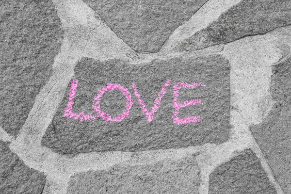 Слово ЛЮБОВЬ написано на каменной стене — стоковое фото