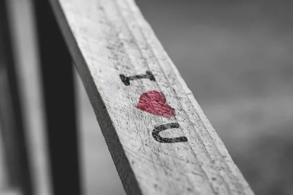 Frase I LOVE YOU scritta su ringhiera in legno all'aperto — Foto Stock