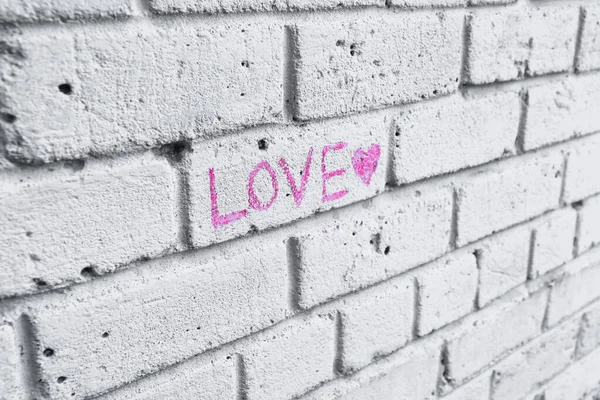 Parola AMORE scritta su muro di mattoni — Foto Stock