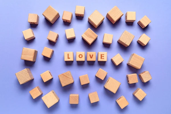 Cubi di legno con testo AMORE su sfondo a colori — Foto Stock