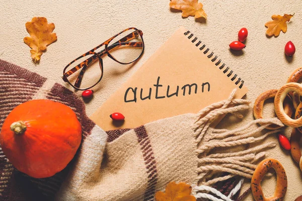 Mooie herfst compositie met notebook, sjaal en bril op kleur achtergrond — Stockfoto