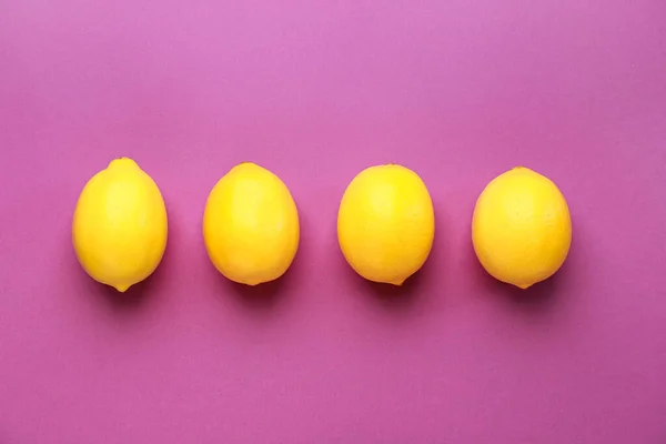 Зрізати лимони на кольоровому фоні — стокове фото
