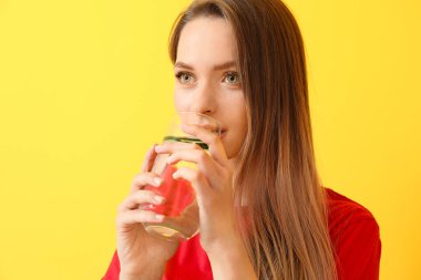 Kadın arka planda aşılanmış su içiyor. Diyet kavramı