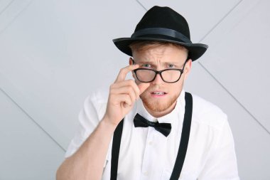 Hafif arka planda şaşkın genç adam