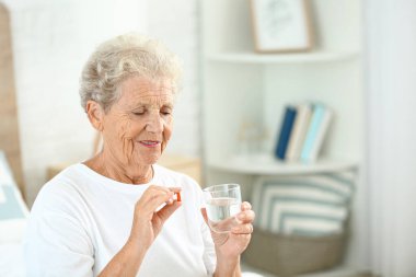 yaşlı kadın evde ilacı