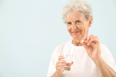 Yaşlı kadın alarak doğum kontrol hapı açık renkli