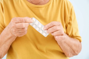 Yaşlı kadın açık renkli, closeup hapları ile