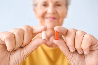 Yaşlı kadın açık renkli, closeup hapları ile