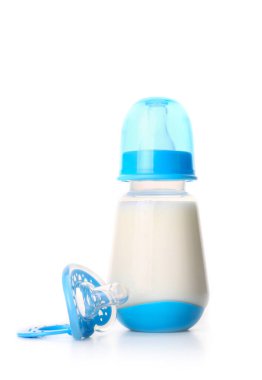 Beyaz arka planda emziği olan bebek için bir şişe süt