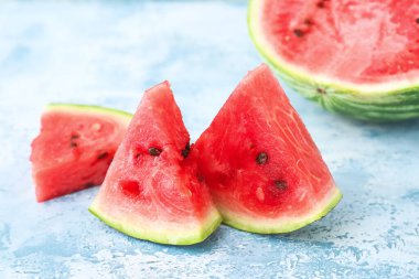 Renkli arkaplanda lezzetli karpuz