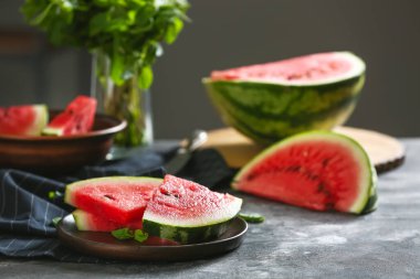 Koyu masada lezzetli karpuz tabağı.