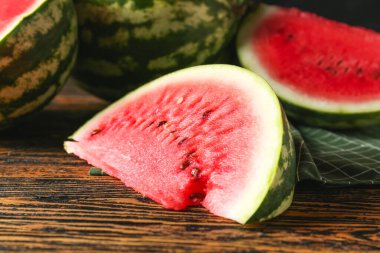 Ahşap masa üzerinde lezzetli karpuz