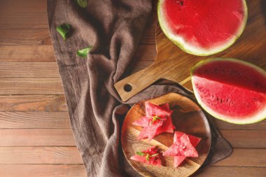 Ahşap masa üzerinde lezzetli karpuz