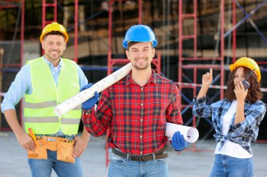 İnşaat alanında mimarların portresi
